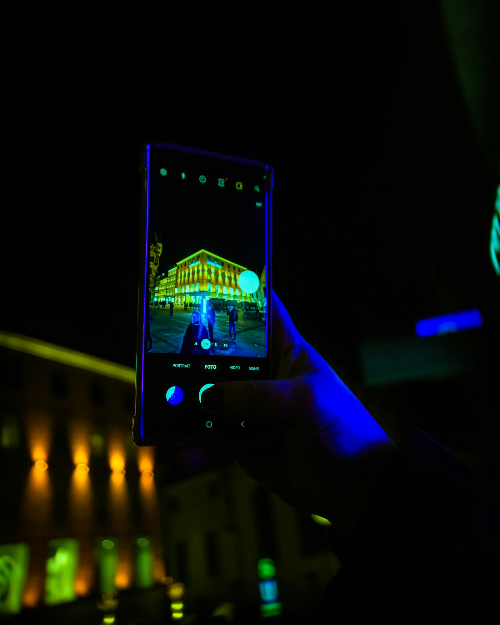 Smartphone in München bei Nacht – Symbolbild für Social Media