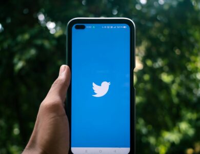 Smartphone mit Twitter-Logo und Social-Media-Profil
