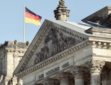 Deutsche Flagge am Reichstagsgebäude in Berlin