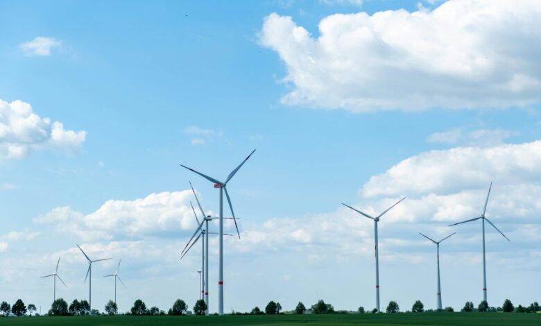 Windräder auf einem Feld in Deutschland
