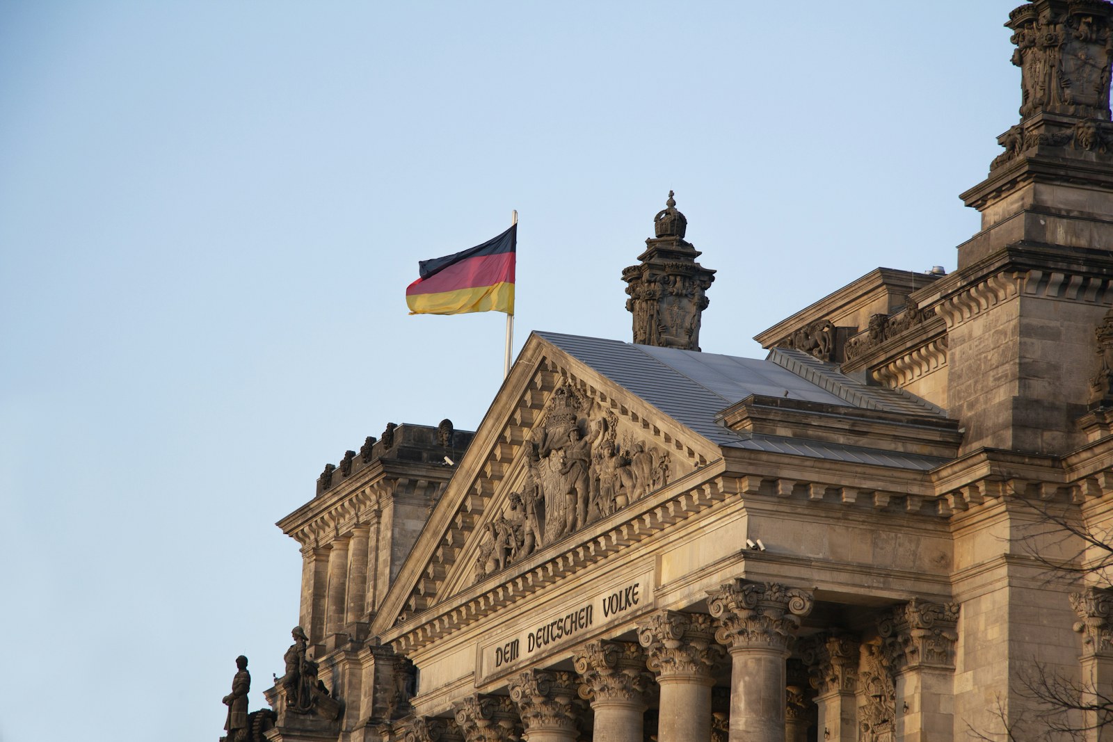 Deutsche Flagge am Reichstagsgebäude in Berlin