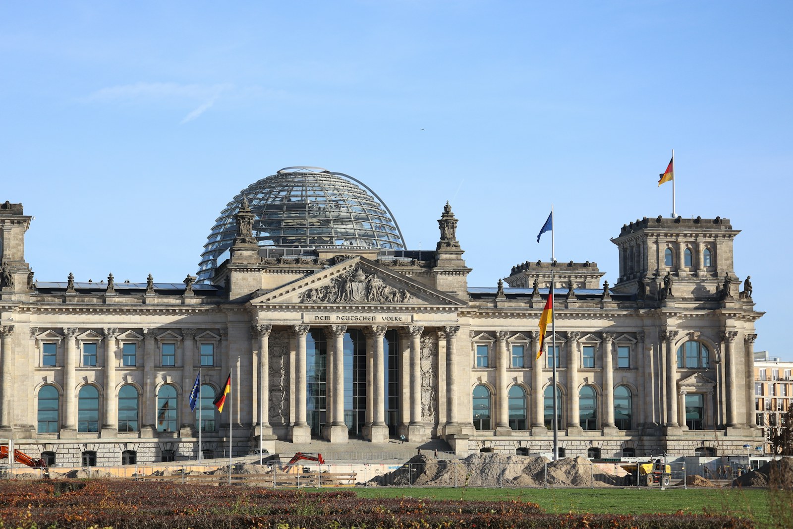 Reichstagsgebäude mit Glaskuppel in Berlin