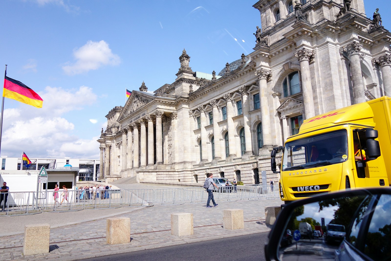 Deutsche Flagge und Reichstagsgebäude im Regierungsviertel