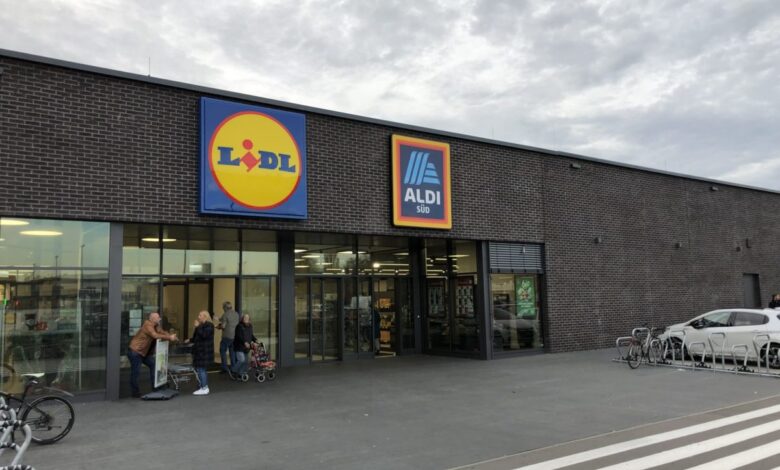 Filiale mit Lidl- und Aldi-Süd-Schildern nebeneinander