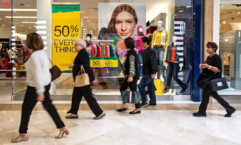 Menschen vor einem Geschäft mit Black-Friday-Rabatt