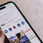 Smartphone mit Social-Media-Feed als Symbol für FFF und Jugendsprache