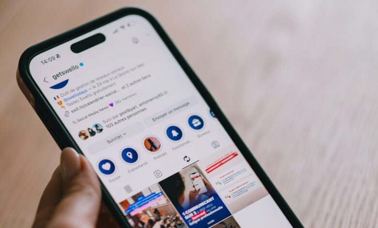 Smartphone mit Social-Media-Feed als Symbol für FFF und Jugendsprache