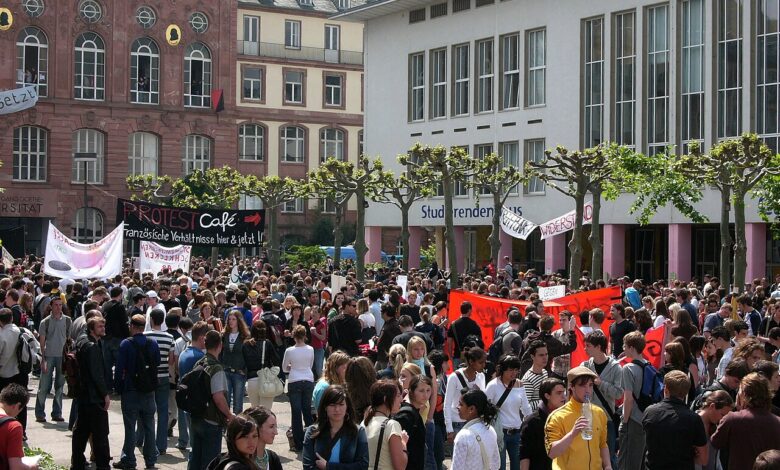 Junge Menschen bei einer Demonstration