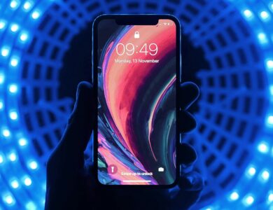 Instagram-Profilbild wird auf einem Smartphone vergrößert – Symbolbild für Instazoom