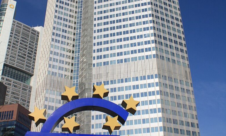 Euro-Skulptur vor dem EZB-Turm in Frankfurt.
