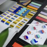 Arbeitsplatz mit Designmaterialien als Symbolbild für Grafikdesign und kreative Gestaltung