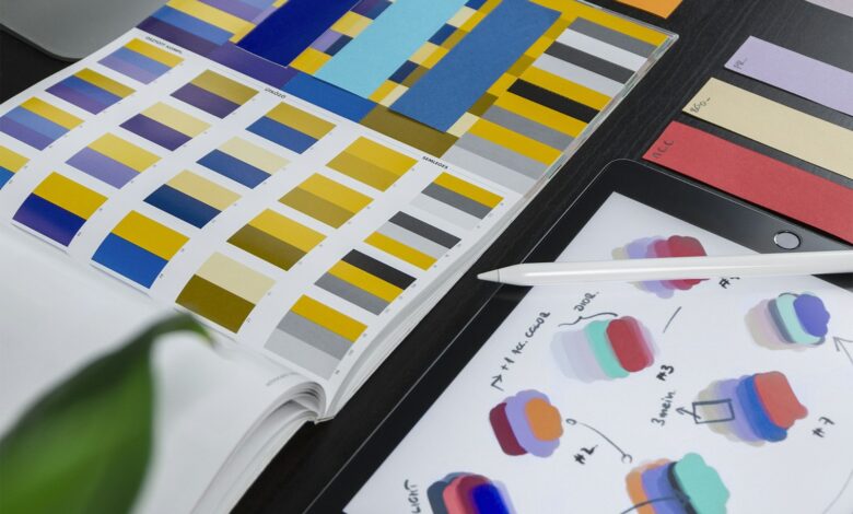 Arbeitsplatz mit Designmaterialien als Symbolbild für Grafikdesign und kreative Gestaltung