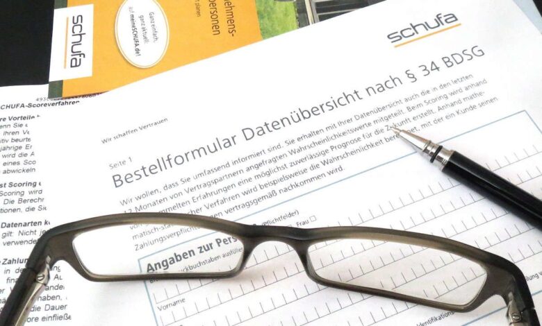 Schufa-Unterlagen und Formular auf einem Schreibtisch