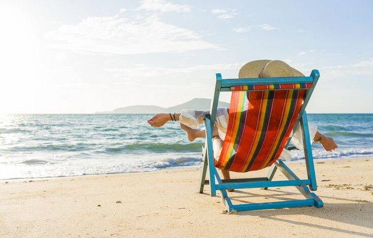 Entspannte Person im Liegestuhl am Strand