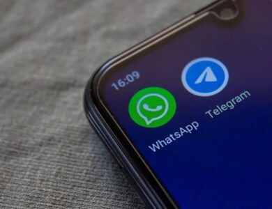 WhatsApp- und Telegram-App-Symbole auf einem Smartphone