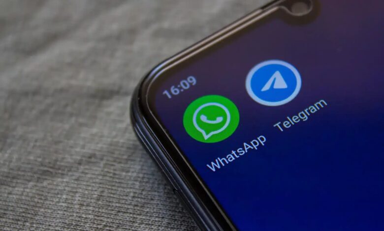 WhatsApp- und Telegram-App-Symbole auf einem Smartphone